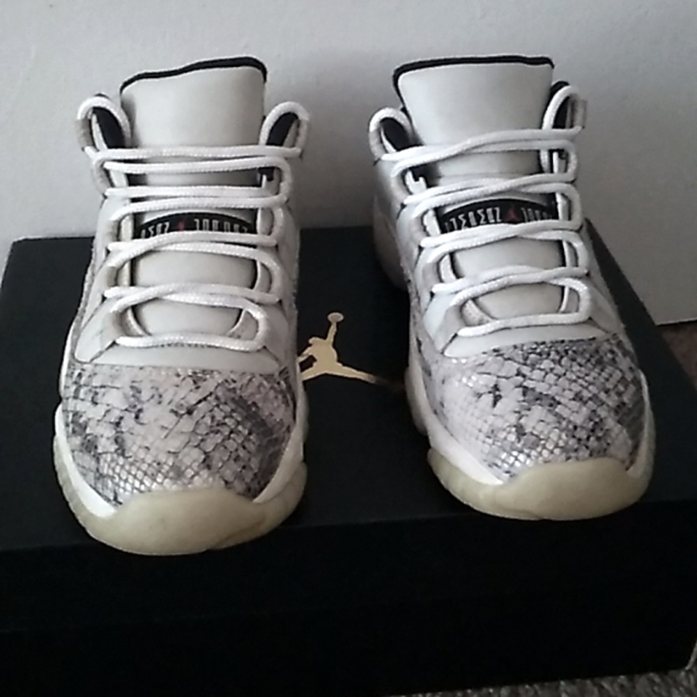 Jordan 11 low snakeskin light bone Big Boy 6y= 7 in Women